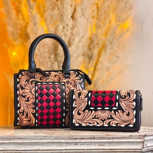 Bolsos cruzados de cuero genuino Venus Leathers, estilo western, hechos a mano, con estampado floral y letras, cierre de cremallera rápido, 45-55 cm, ¡los más vendidos! - Product Image 2