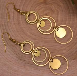 Boucles d'oreilles pendantes en laiton artisanal plaqué or antique, bijoux tendance pour mariage, unisexe - Product Image 4