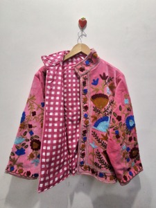 เสื้อแจ็คเก็ตปักลายดอกไม้สีชมพูแบบซูซานีสำหรับฤดูหนาว เสื้อแจ็คเก็ตปักลายซูซานี เสื้อแจ็คเก็ตกำมะหยี่สั้นปักมือสำหรับผู้หญิง - Product Image 3