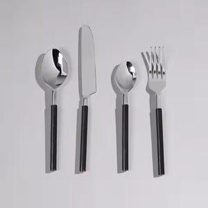 Ensemble de couverts en acier inoxydable de qualité supérieure pour un style de table raffiné et une utilisation confortable - Product Image 1