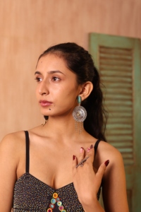 Pendientes Chandbali de Plata Oxidada Hechos a Mano con Piedra Verde – Pendientes Colgantes Boho de Gran Impacto - Product Image 3