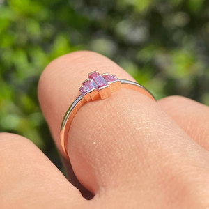 Bague de fiançailles en or jaune 10K massif avec cinq pierres taille baguette violettes, sertie de zircone cubique, pour elle - Product Image 3