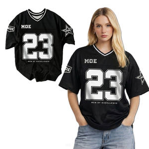 Maillot de football américain personnalisé sublimé, col en V en maille noire, coupe athlétique avec impression de grands numéros, OEM en gros - Product Image 1