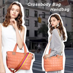 กระเป๋าโท้ทแบบสบายๆ รุ่น Viva Terry Quilted Puffer สำหรับผู้หญิง น้ำหนักเบา สะพายข้างได้ พร้อมสายปรับระดับและหัวเข็มขัดแบบ D-ring - Product Image 4