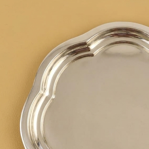 Elegante Bandeja Redonda Plateada con Borde Festoneado, de Acero Inoxidable Pulido con Acabado Espejo, para Hotel, Restaurante, Boda, Buffet - Product Image 3