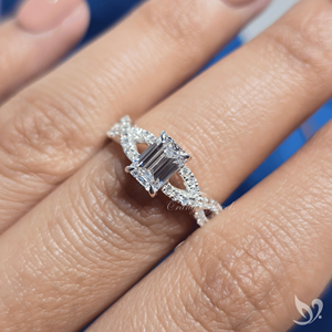 แหวนเพชรแล็บทรงเอเมอรัลด์ 1 กะรัต รับรองโดย IGI พร้อมวงแหวนแบบไขว้ประดับเพชร 10K ทองคำขาว - Product Image 4