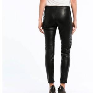 Pantalon d'hiver pour femme en similicuir noir, taille mi-haute, coupe droite, effet push-up - Product Image 4