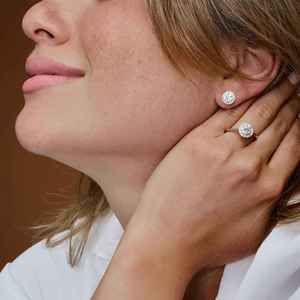 Pendientes de Oro de 14K con Diamantes Cultivados en Laboratorio, Corte Redondo, Diseño Delicado, Lujosos, Hechos a Mano, con Acentos de Pavé, Diamantes CVD - Product Image 2
