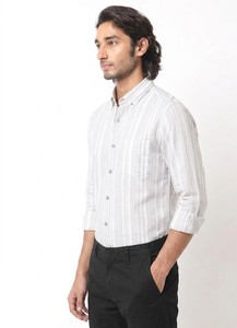 เสื้อเชิ้ตผู้ชายสไตล์คลาสสิค ลายทาง ระบายอากาศได้ดี ผ้าฝ้าย 100% แขนยาว ติดกระดุม สำหรับฤดูร้อน รับผลิตแบบ ODM - Product Image 2