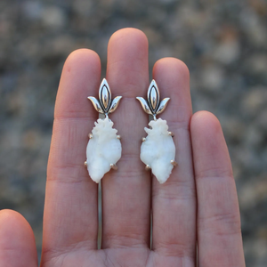 Pendientes Tradicionales de Hueso Tallado, Hechos a Mano - Product Image 5