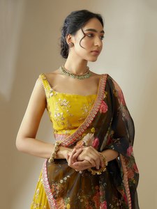 Vestido Amarillo Maxi de Satén con Lentejuelas Florales y Bordado Zari, Lehenga Choli y Dupatta, para Bodas y Fiestas, para Mujer - Product Image 5