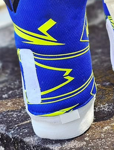 ถุงมือผู้รักษาประตูมืออาชีพสำหรับผู้ใหญ่และเยาวชน ถุงมือโกลฟุตบอล ระบายอากาศได้ดี ผลิตจากยางลาเท็กซ์เยอรมัน คุณภาพสูง พร้อม Ako - Product Image 5