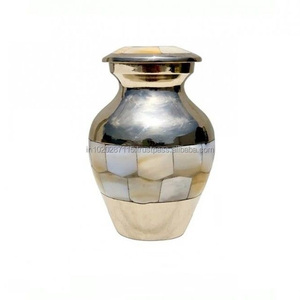 Urnes de souvenir en laiton fabriquées à la main abordables pour les cendres, idéales pour les familles à la recherche de monuments commémoratifs élégants mais abordables - Product Image 2