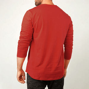 เสื้อยืดแขนยาวผู้ชายคุณภาพสูง ผ้าฝ้าย 100% สีแดงล้วน คอกลม ทรงลำลอง กระชับพอดีตัว ผ้าเจอร์ซีย์ถัก โลโก้ด้านหน้า ระบายอากาศได้ดี - Product Image 2