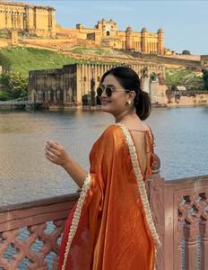 นำเสนอผ้าซารียาวลายปัลลูสุดหรูที่ได้รับแรงบันดาลใจจากบอลลีวูด พร้อมผ้าสำหรับตัดเสื้อเข้าชุด ในราคาขายส่ง - Product Image 4