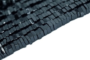 Spinelle noir lisse Heishi forme carrée 5-5.5mm perles perles de pierre précieuse naturelle - Product Image 5