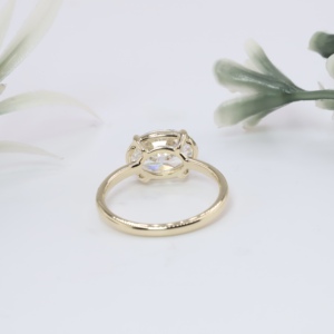 Anillo de compromiso moderno de oro amarillo con diamante ovalado de laboratorio, engaste horizontal de media montura con garras, joyería fina - Product Image 3