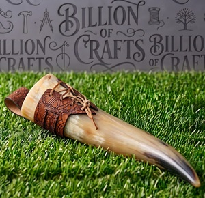 Cuerno de Búfalo Natural Pulido con Correa de Cuero Tallada, Cuerno Rústico Medieval Vikingo para Beber - Product Image 1