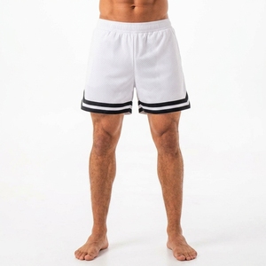 Shorts en maille blanche pour homme avec bande latérale noire, taille élastique, style sportif, respirant, séchage rapide - Product Image 3