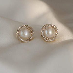 Boucles d'oreilles clous classiques AMBER JEWELS en or plaqué 14 carats avec perles d'eau douce, halo de diamants, minimalistes, certifiées IGI, bijoux de mariage unisexes - Product Image 1