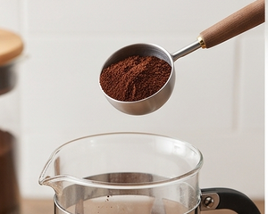 Cuillères doseuses en acier inoxydable de qualité supérieure avec long manche en bois, finition argentée, idéales pour les tâches de cuisson et de pâtisserie précises - Product Image 2