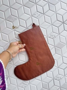 Nouveauté : Chaussette de Noël en cuir artisanal pour la famille, à suspendre au sapin ou au foyer, et sac cadeau pour la décoration de fête - Product Image 4
