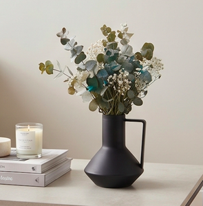 Jarrón moderno de metal negro mate con asa, elegante florero de mesa para la decoración del hogar, la sala de estar y la oficina. - Product Image 3