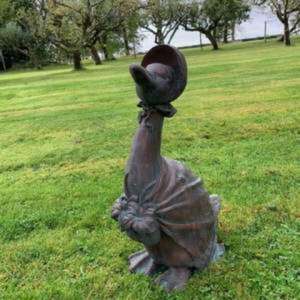 Escultura de Pato de Bronce con Gorro, Adorno Decorativo para Jardín o Patio - Product Image 4