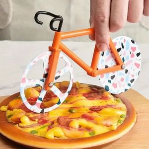 Tagliapizza Creativo a Forma di Bicicletta in Acciaio Inossidabile, Divisore per Impasto e Tagliabiscotti - Product Image 2
