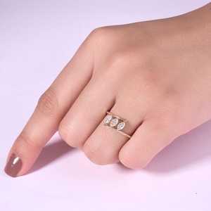 แหวนมอสซาไนต์ทรงมาร์คีส์แบบโมเดิร์นสามเม็ดสำหรับผู้หญิง เงินแท้ 925 ชุบทองคำสีกุหลาบ เหมาะสำหรับเป็นของขวัญแทนคำมั่นสัญญาสำหรับเจ้าสาว - Product Image 2