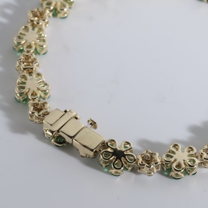 Bracelet tennis classique en or avec grappes de fleurs vert émeraude à cinq pétales et diamants blancs scintillants, bijoux fins pour fiançailles et mariage - Product Image 3