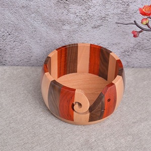 Bol à fil en bois multicolore, design rond simple, support durable pour tricot et crochet avec découpe intégrée - Product Image 5