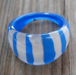 Bracelet large et épais en résine rayée bleu et blanc de haute qualité pour femme, accessoire de mode pour le quotidien - Product Image 1