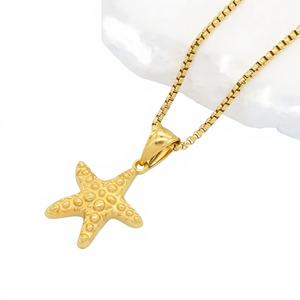 Colgante clásico con diseño de letras navideñas para collar, hecho de acero inoxidable 304 con cadena de caja chapada en oro de 18 quilates. - Product Image 1