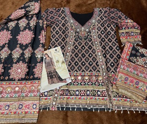 Nouveau ensemble en crêpe de soie fantaisie avec imprimé, comprenant haut, bas et dupatta, catalogue complet disponible à prix de gros. - Product Image 6