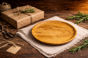 Assiette ronde classique en bois d'olivier poli, faite à la main, écologique, petite assiette à apéritif pour les fêtes - Product Image 2