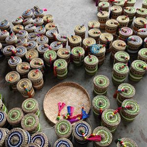 ตะกร้าของขวัญรอมฎอนทำจากหญ้าทะเลถักมือรักษ์โลก พร้อมฝาปิดพู่หลากสี ภาชนะใส่ขนมสำหรับเทศกาลอีด ขายส่ง - Product Image 6