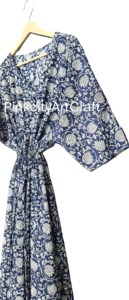 Hermoso Vestido Maxi de Algodón con Cuello Hecho a Mano en Jaipur, Color Azul Índigo, con Estampado Floral, Mangas Cortas Elegantes, Cinturón, Ecológico y Natural - Product Image 5