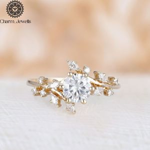 Bague de fiançailles classique pour femme en argent plaqué or 18 carats avec moissanite taille coussin et sertissage à griffes - Product Image 1