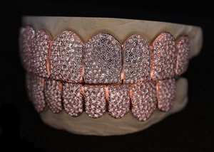 Grillz de Plata de Ley 925 con Mosaico Pavé VVS de Diamantes Cultivados en Laboratorio, Engaste de Panal, Pasa Prueba de Diamante, Corte Permanente Personalizado, Venta al por Mayor - Product Image 3