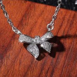 Collar de Plata de Ley con Moissanita de Corte Redondo y Bonito Lazo para Mujer - Product Image 2