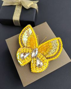 Broche de Arte Textil de Lujo MD HANDICRAFTS con Bordado a Mano y Cuentas de Vidrio de Primera Calidad para Bodas - Product Image 1