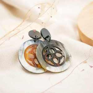 Boucles d'oreilles en corne de buffle pour les passionnés de mode naturelle, souhaitant des bijoux légers faits à la main avec une touche artisanale naturelle. - Product Image 3