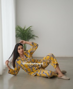 Ensemble de pyjama en coton jaune Sanganeri artisanal de qualité supérieure pour femmes, motif tigre, imprimé artisanal, élégant, séchage rapide - Product Image 4