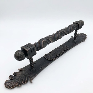 Poignée de porte en fer forgé traditionnelle Iron Nature, finition résistante à la rouille, installation facile, surface embossée à motif de feuille - Product Image 1