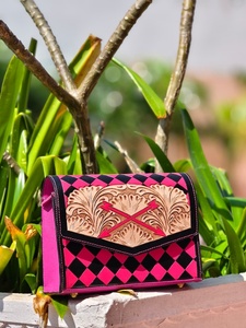 Bolso Cruzado de Cuero Genuino Venus Leathers, Hecho a Mano, con Patrón Floral y Letras, Estilo Western, Portátil, de Poliéster, ¡Gran Venta! - Product Image 3