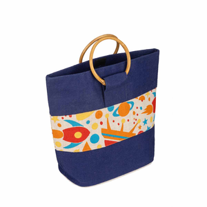 Sac fourre-tout en toile Eco-World, bleu marine, motif lettres, sérigraphié, design à panneaux, poignées en bois, ouverture supérieure, sac tendance - Product Image 2