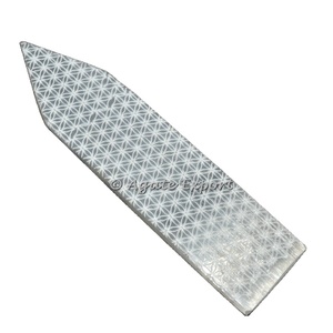 Symbole du chakra de guérison Baguette de sélénite gravée Pierre semi-précieuse gravée - Product Image 1