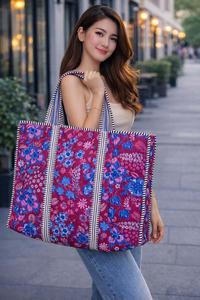 Sac fourre-tout personnalisé pour femme, doublure en coton matelassé avec imprimé bloc, options de vente en gros pour organisateur lavable, idéal pour les voyages et le shopping, différentes tailles - Product Image 4