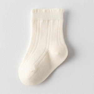 Chaussettes en coton décontractées antidérapantes personnalisées en gros pour bébés et tout-petits, douces, respirantes, à volants, côtelées, tricotées, de créateur, pour filles, de haute qualité - Product Image 3